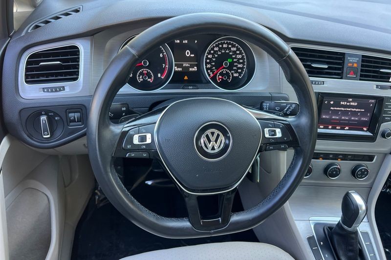 Volkswagen Golf Vehicle Full-screen Gallery Image 15