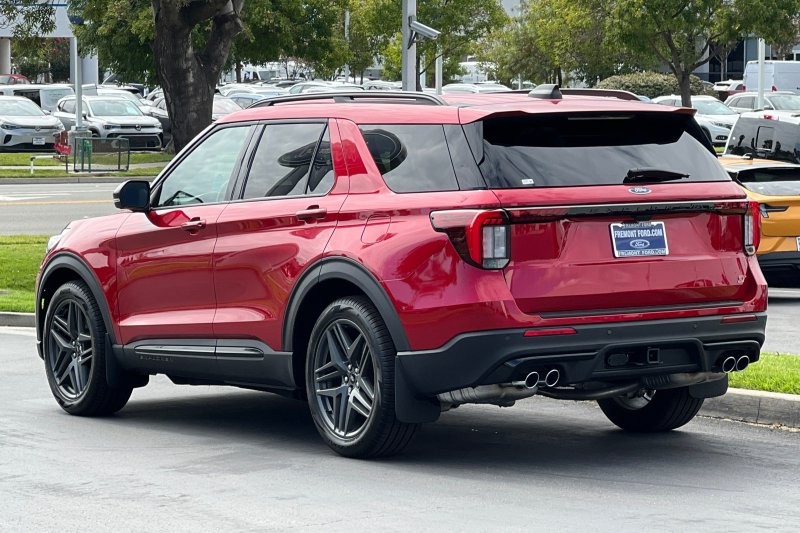 Ford Explorer Vehicle Full-screen Gallery Image 05