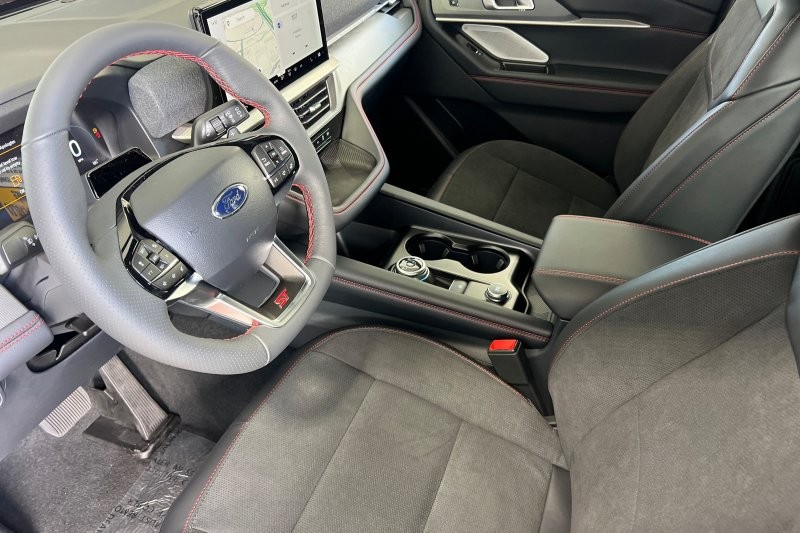 Ford Explorer Vehicle Full-screen Gallery Image 09