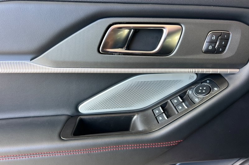 Ford Explorer Vehicle Full-screen Gallery Image 10