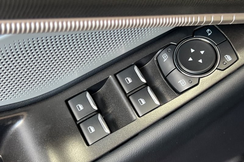 Ford Explorer Vehicle Full-screen Gallery Image 11