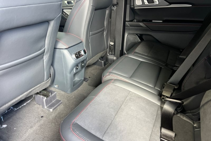 Ford Explorer Vehicle Full-screen Gallery Image 12