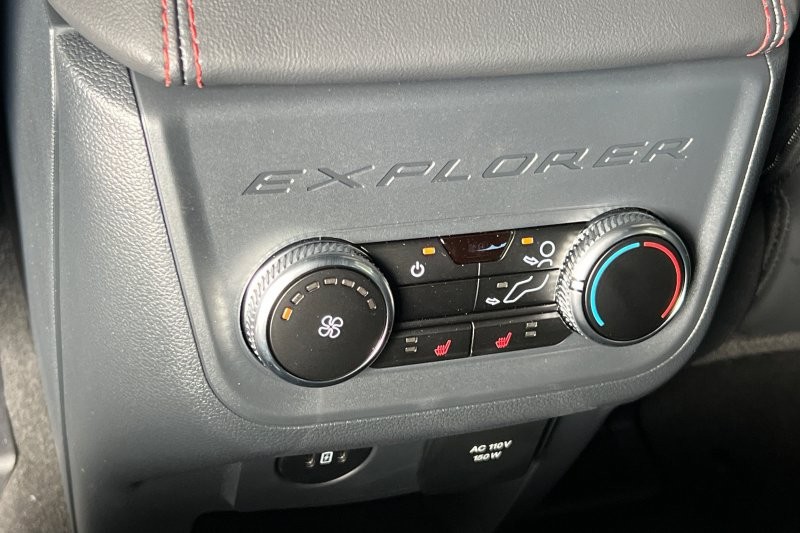 Ford Explorer Vehicle Full-screen Gallery Image 13