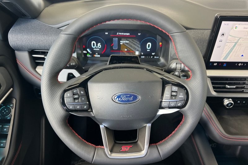 Ford Explorer Vehicle Full-screen Gallery Image 15