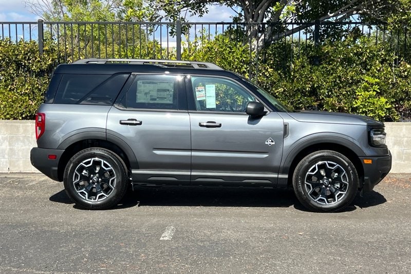 Ford Bronco Sport Vehicle Full-screen Gallery Image 02