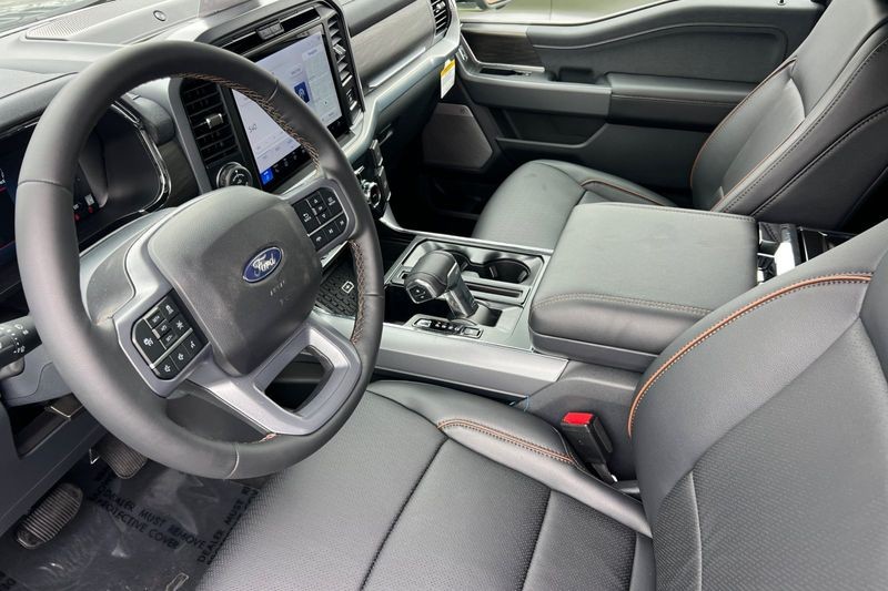 Ford F-150 Vehicle Full-screen Gallery Image 09