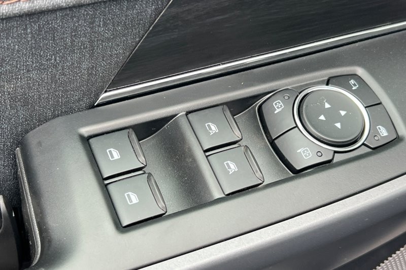 Ford F-150 Vehicle Full-screen Gallery Image 11