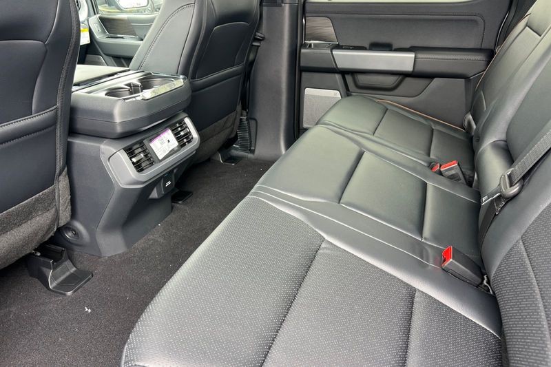 Ford F-150 Vehicle Full-screen Gallery Image 12