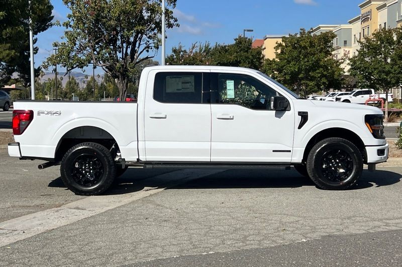 Ford F-150 Vehicle Full-screen Gallery Image 02