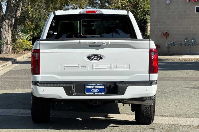 Ford F-150 Vehicle Full-screen Gallery Image 04