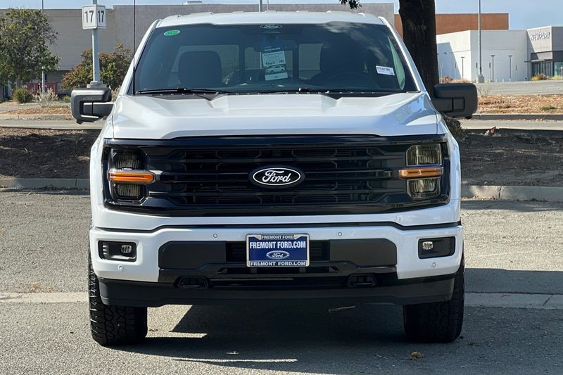Ford F-150 Vehicle Full-screen Gallery Image 08