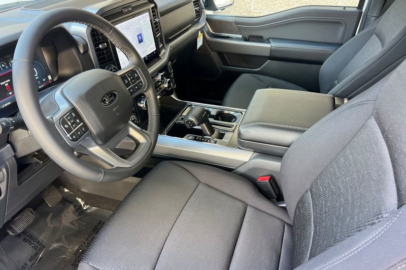 Ford F-150 Vehicle Full-screen Gallery Image 09