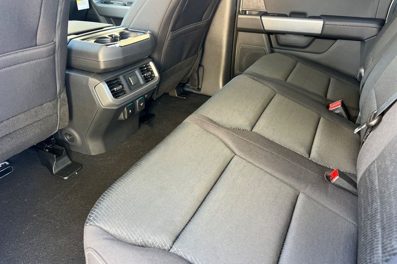 Ford F-150 Vehicle Full-screen Gallery Image 12