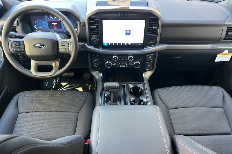 Ford F-150 Vehicle Full-screen Gallery Image 14
