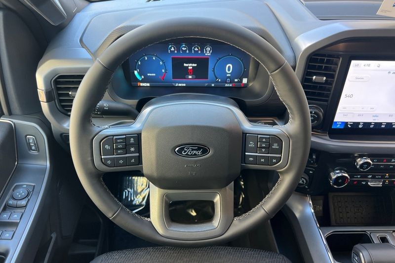 Ford F-150 Vehicle Full-screen Gallery Image 15