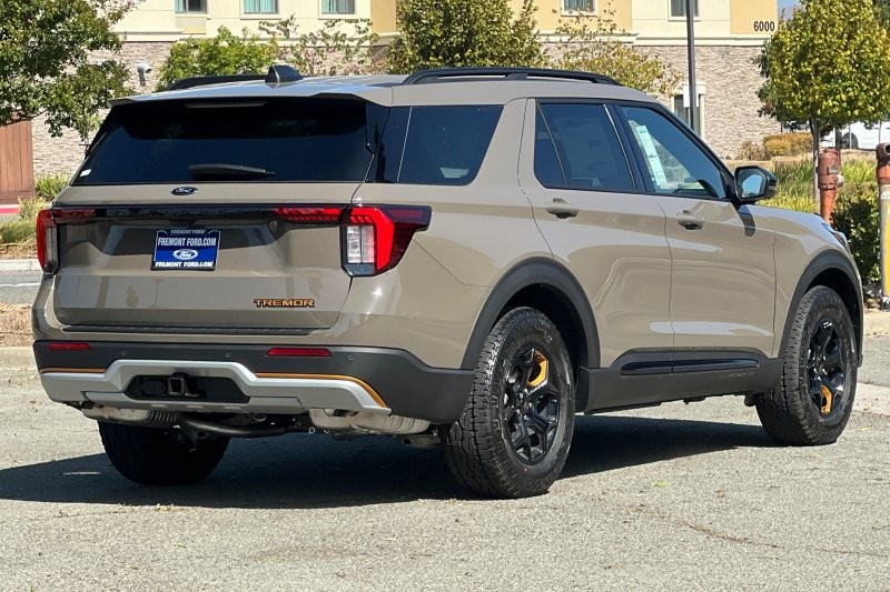 Ford Explorer Vehicle Full-screen Gallery Image 03
