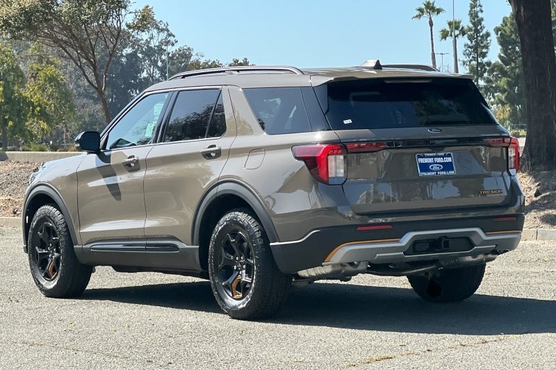 Ford Explorer Vehicle Full-screen Gallery Image 05