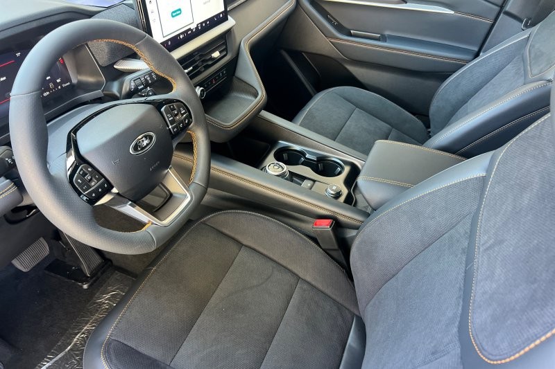 Ford Explorer Vehicle Full-screen Gallery Image 09