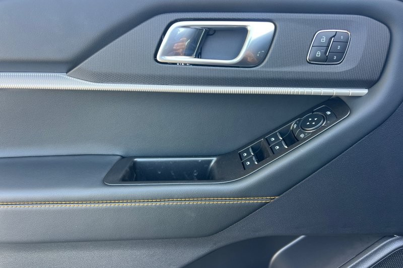Ford Explorer Vehicle Full-screen Gallery Image 10
