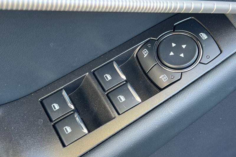 Ford Explorer Vehicle Full-screen Gallery Image 11