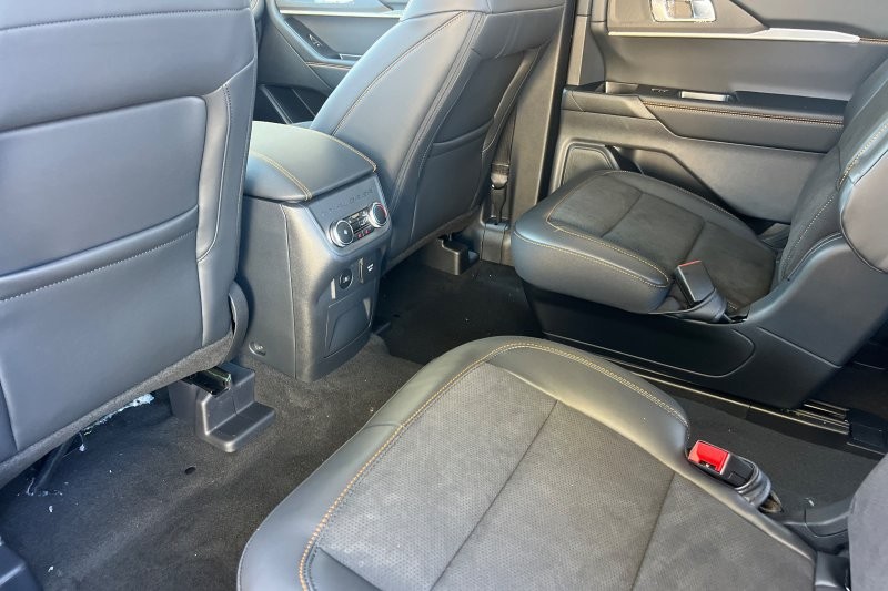 Ford Explorer Vehicle Full-screen Gallery Image 12