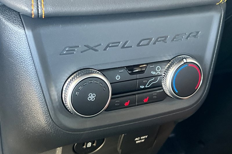 Ford Explorer Vehicle Full-screen Gallery Image 13