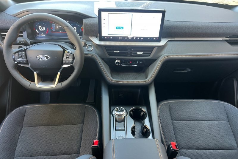 Ford Explorer Vehicle Full-screen Gallery Image 14
