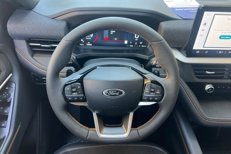 Ford Explorer Vehicle Full-screen Gallery Image 15