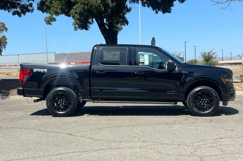 Ford F-150 Vehicle Full-screen Gallery Image 02