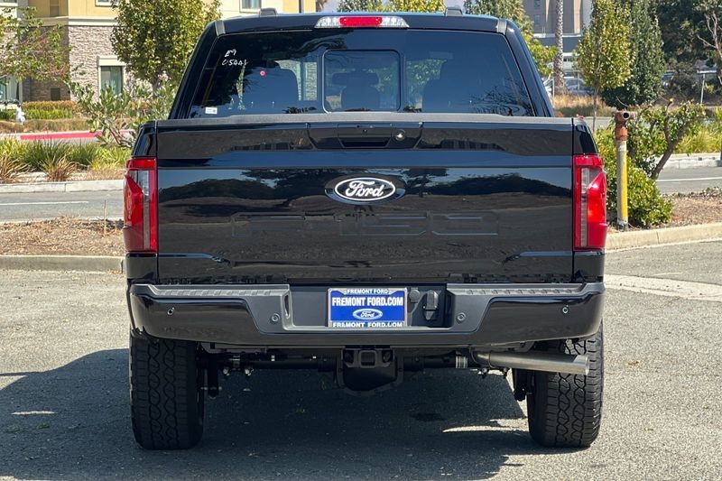 Ford F-150 Vehicle Full-screen Gallery Image 04