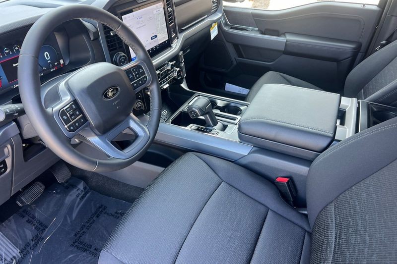 Ford F-150 Vehicle Full-screen Gallery Image 09
