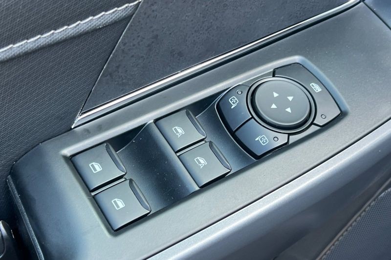 Ford F-150 Vehicle Full-screen Gallery Image 11