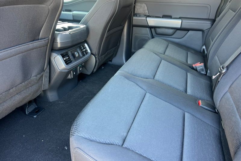 Ford F-150 Vehicle Full-screen Gallery Image 12