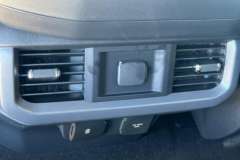 Ford F-150 Vehicle Full-screen Gallery Image 13