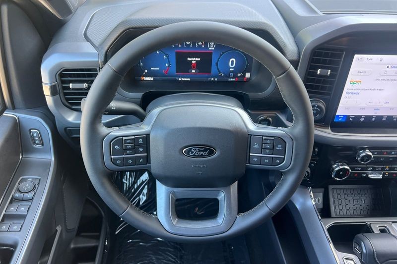 Ford F-150 Vehicle Full-screen Gallery Image 15