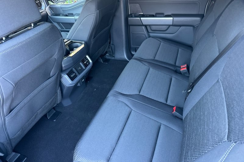 Ford F-150 Vehicle Full-screen Gallery Image 12
