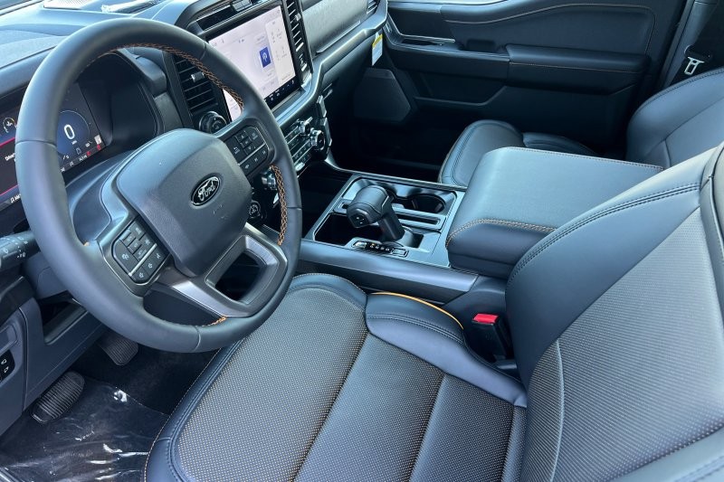 Ford F-150 Vehicle Full-screen Gallery Image 09
