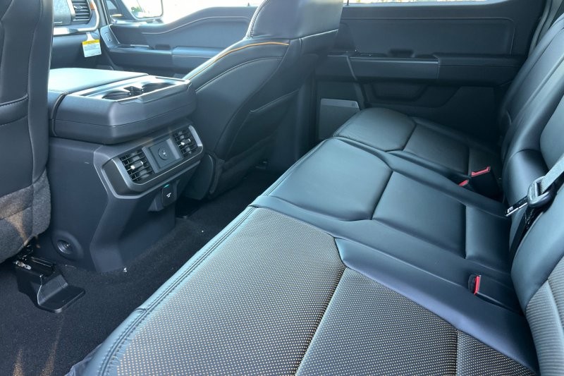 Ford F-150 Vehicle Full-screen Gallery Image 12