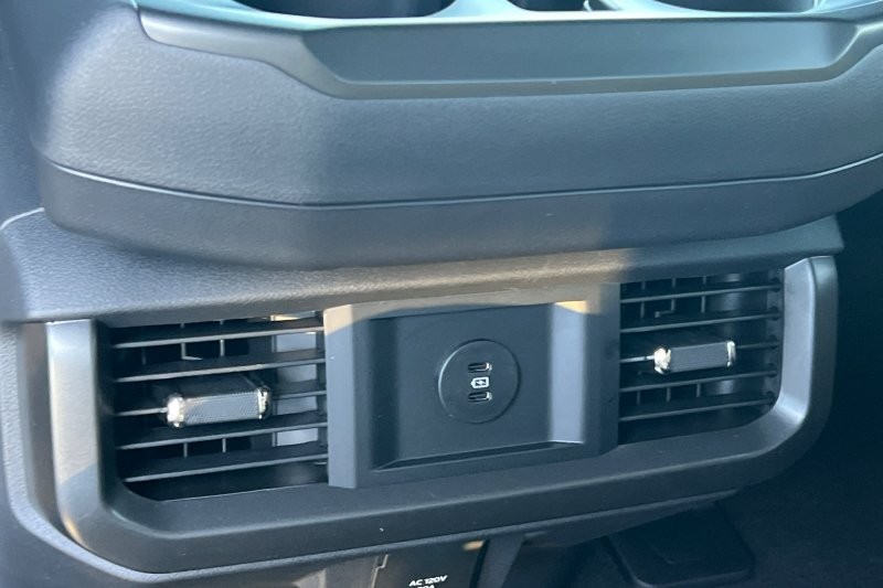 Ford F-150 Vehicle Full-screen Gallery Image 13