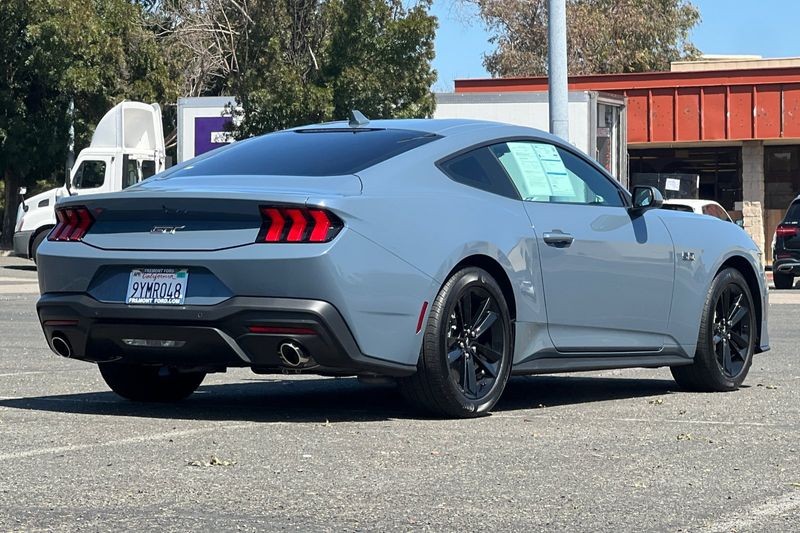 Ford Mustang Vehicle Full-screen Gallery Image 03