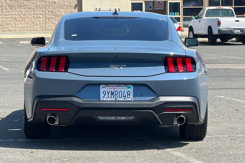 Ford Mustang Vehicle Full-screen Gallery Image 04