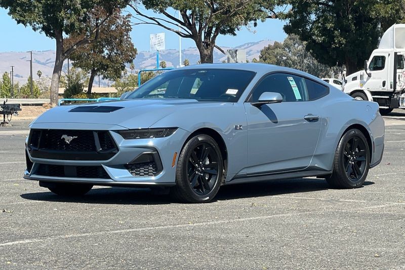Ford Mustang Vehicle Full-screen Gallery Image 08