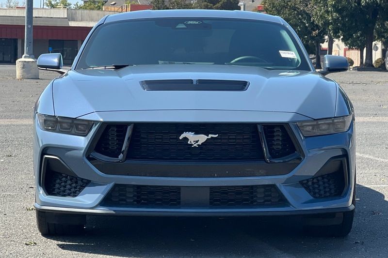 Ford Mustang Vehicle Full-screen Gallery Image 09