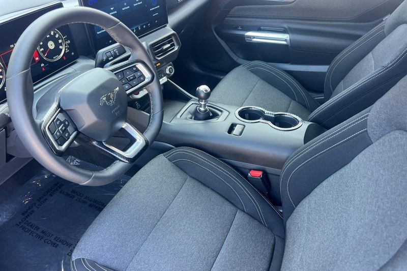 Ford Mustang Vehicle Full-screen Gallery Image 10