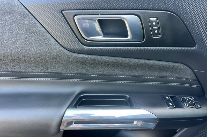 Ford Mustang Vehicle Full-screen Gallery Image 11