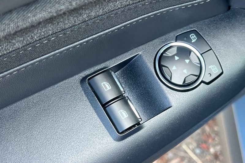 Ford Mustang Vehicle Full-screen Gallery Image 12