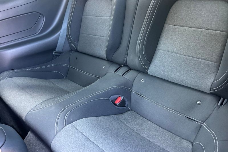 Ford Mustang Vehicle Full-screen Gallery Image 14