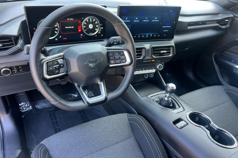 Ford Mustang Vehicle Full-screen Gallery Image 15
