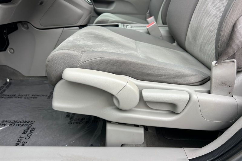 Honda CR-V Vehicle Full-screen Gallery Image 12