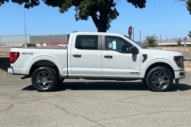 Ford F-150 Vehicle Full-screen Gallery Image 02